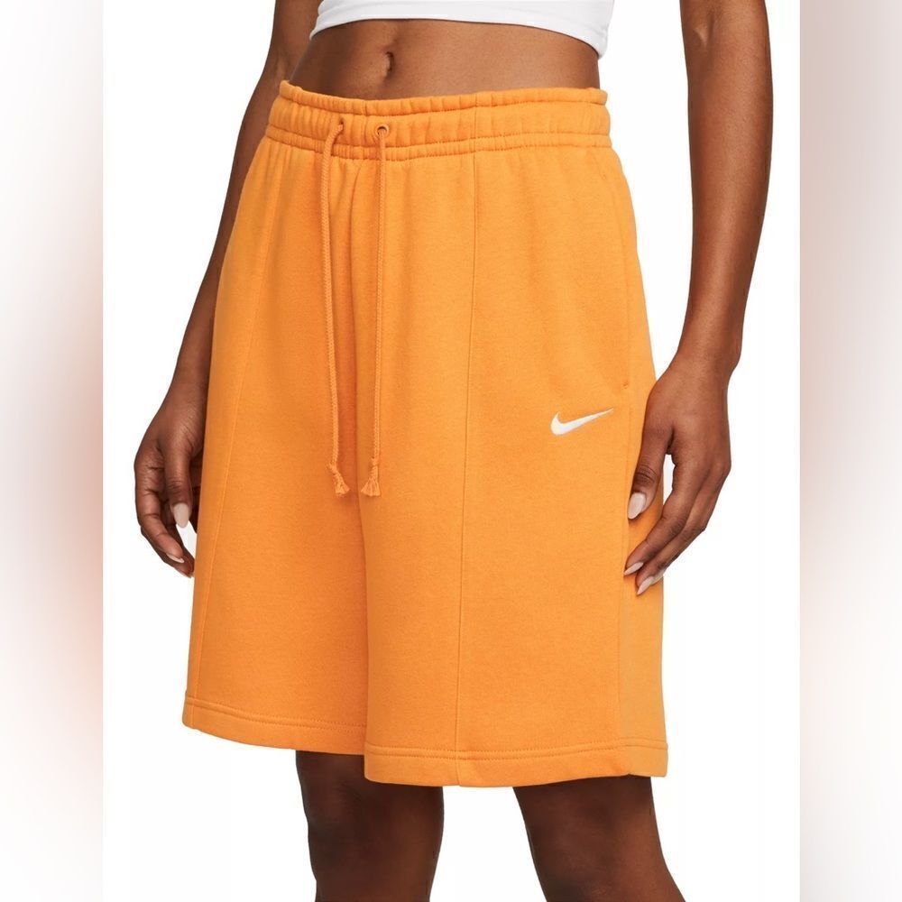 Nike Sportswear Essential Fleece Shorts in Light Curry/White